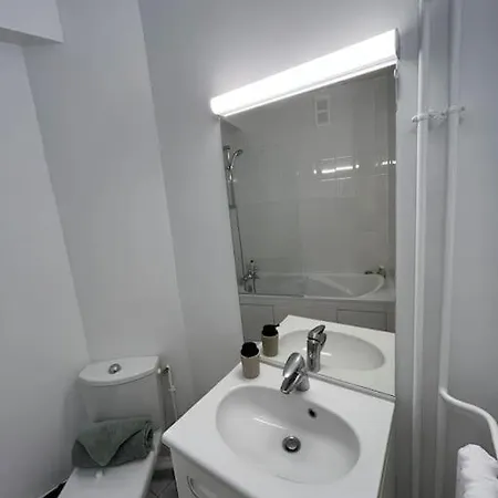 Modern Near The Eiffel Tower, 45m * Paris